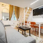 Cute Gallery Flat In Budapest, Autumn