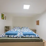 Cute Gallery Flat In Budapest, Autumn