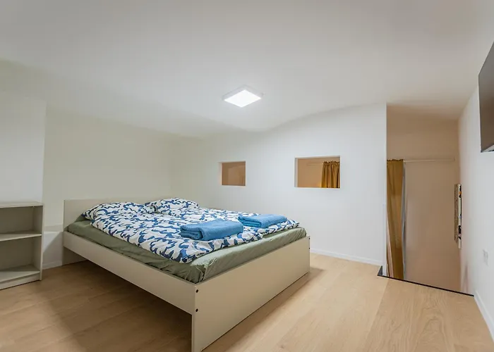 Cute Gallery Flat In Budapest, Autumn