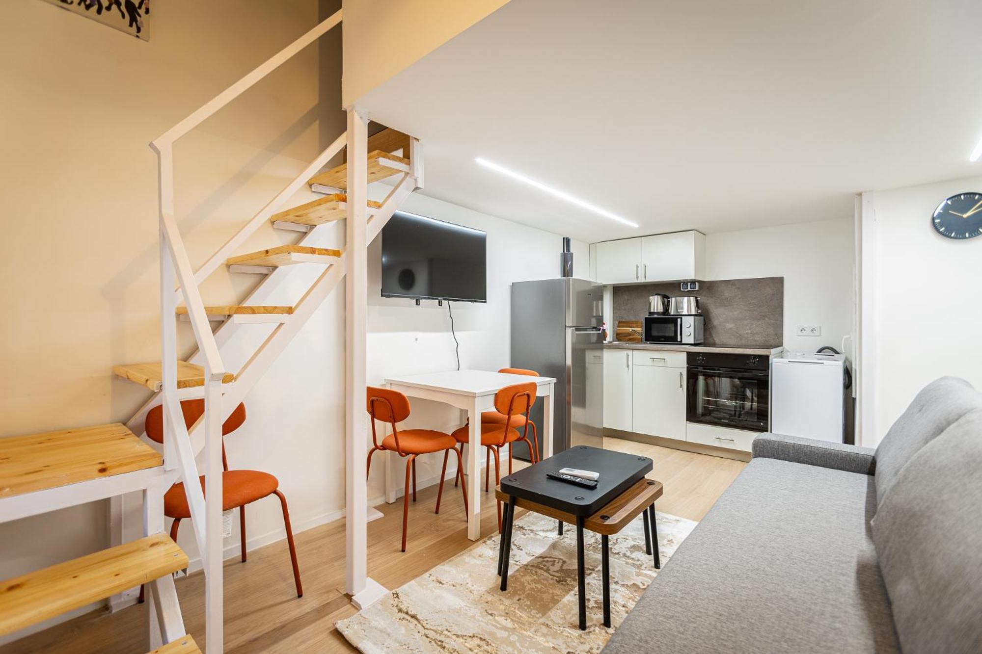 Cute Gallery Flat In Budapest, Autumn Apartment